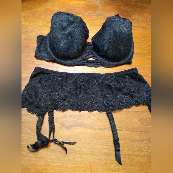 La SENZA Other - La Senza 2-Piece Black Lace Bra (34D) & Garter Belt, Medium